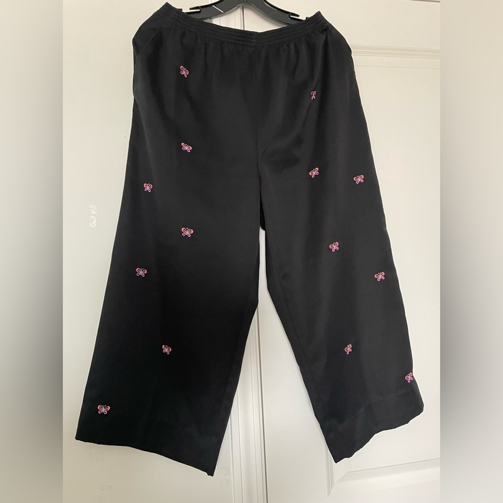 Alfred Dunner Womens Black Capris Cropped Pants Embroidered Butterflies Size 14